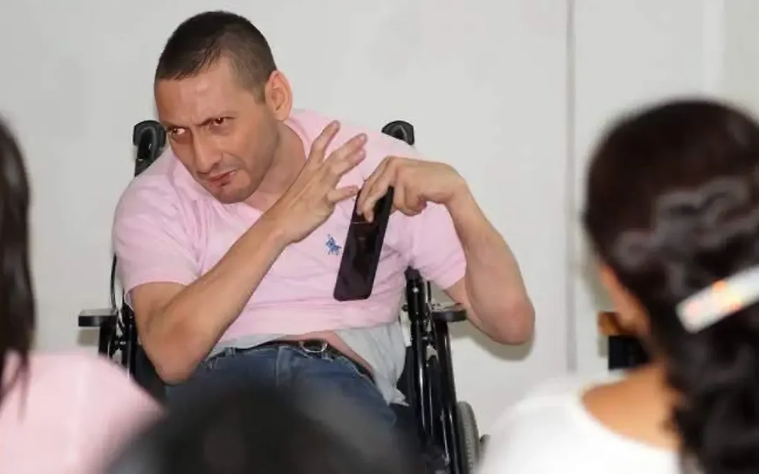 Gabriel supera su discapacidad y ayuda a otras personas desde el IECA